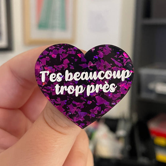 [CONTRÔLE TECHNIQUE] Broche "T'es beaucoup trop près" en acrylique noire avec des éclats de confettis violets