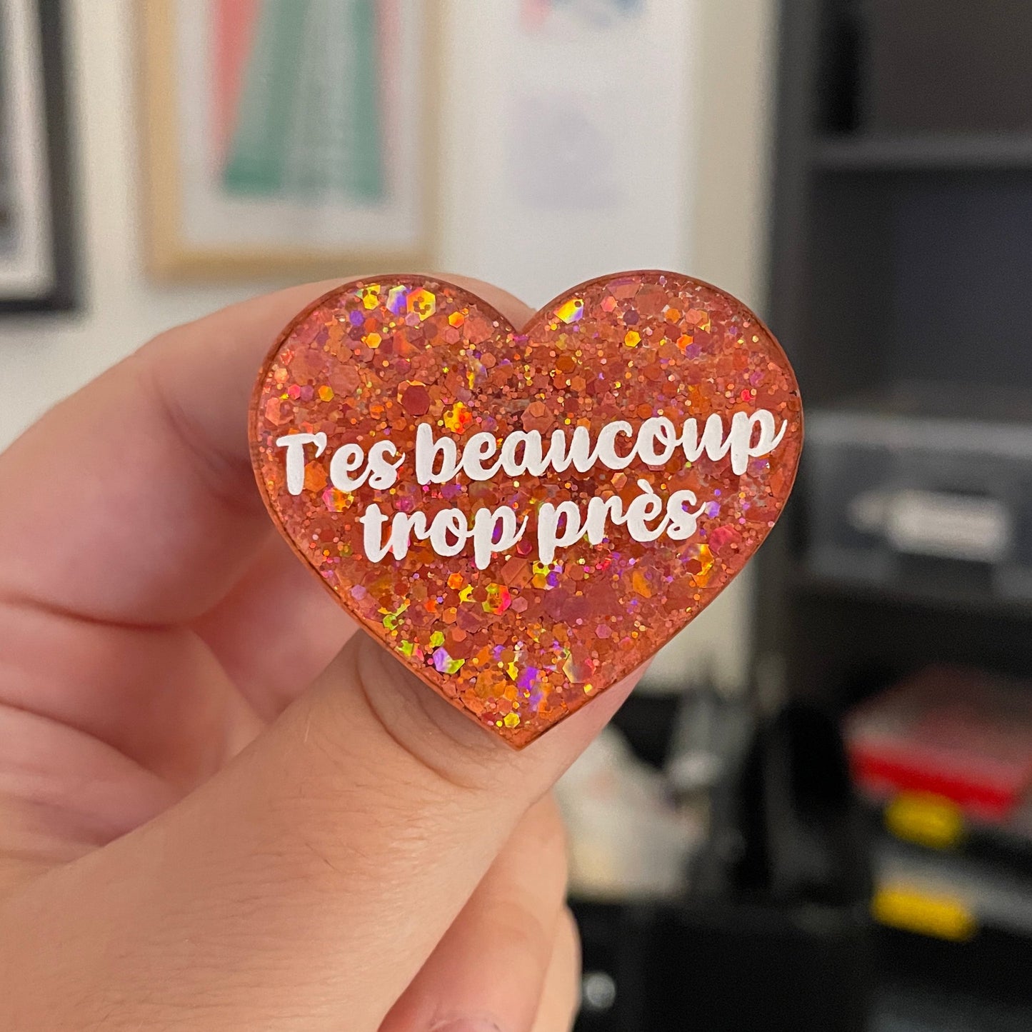 [CONTRÔLE TECHNIQUE] Broche "T'es beaucoup trop près" en acrylique à paillettes corail