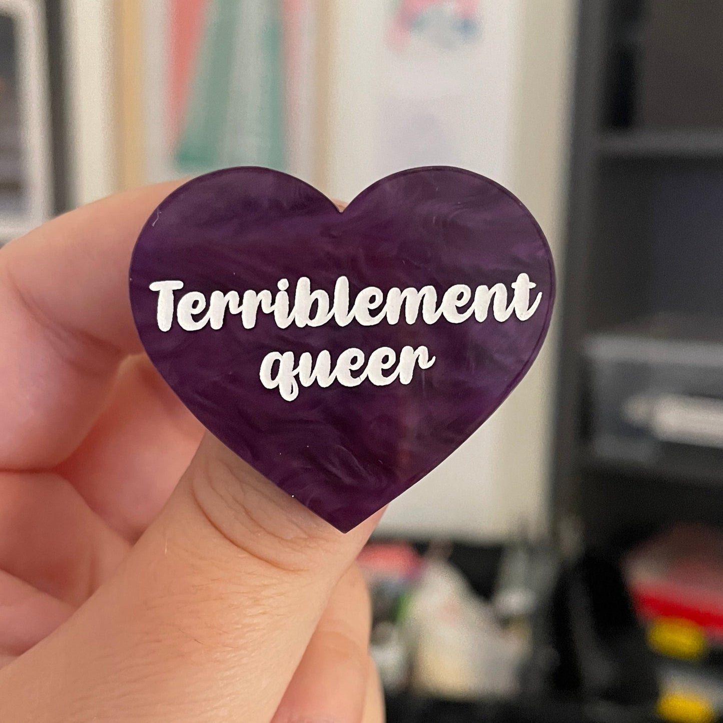 [CONTRÔLE TECHNIQUE] Broche "Terriblement queer" en acrylique marbrée violette