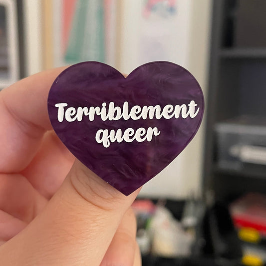 [CONTRÔLE TECHNIQUE] Broche "Terriblement queer" en acrylique marbrée violette