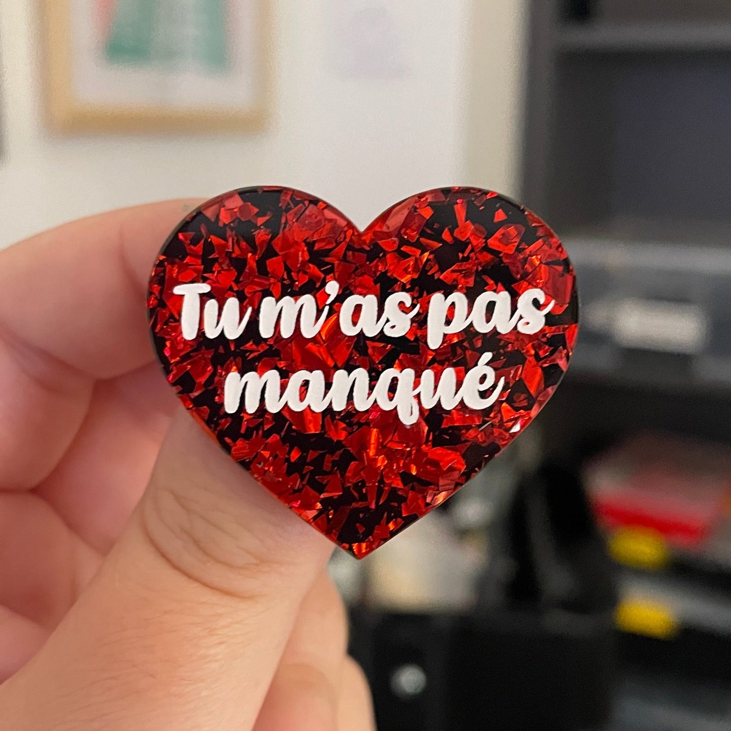 [CONTRÔLE TECHNIQUE] Broche "Tu m'as pas manqué" en acrylique noire avec des éclats de confettis rouges