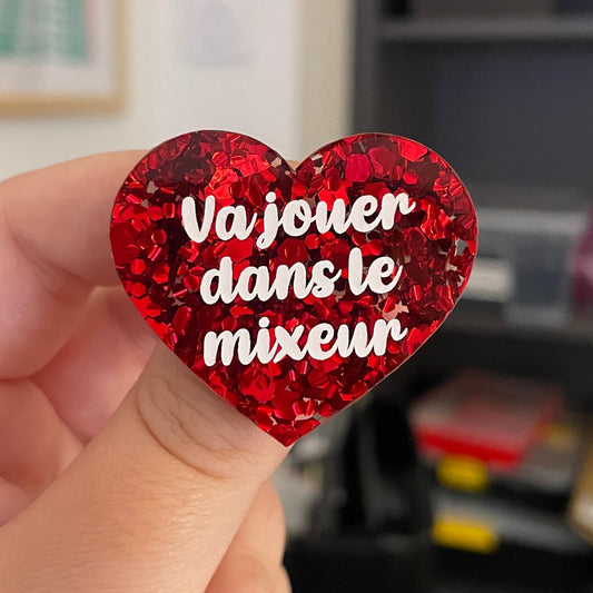 [CONTRÔLE TECHNIQUE] Broche "Va jouer dans le mixeur" en acrylique semi-transparente avec des confettis rouges