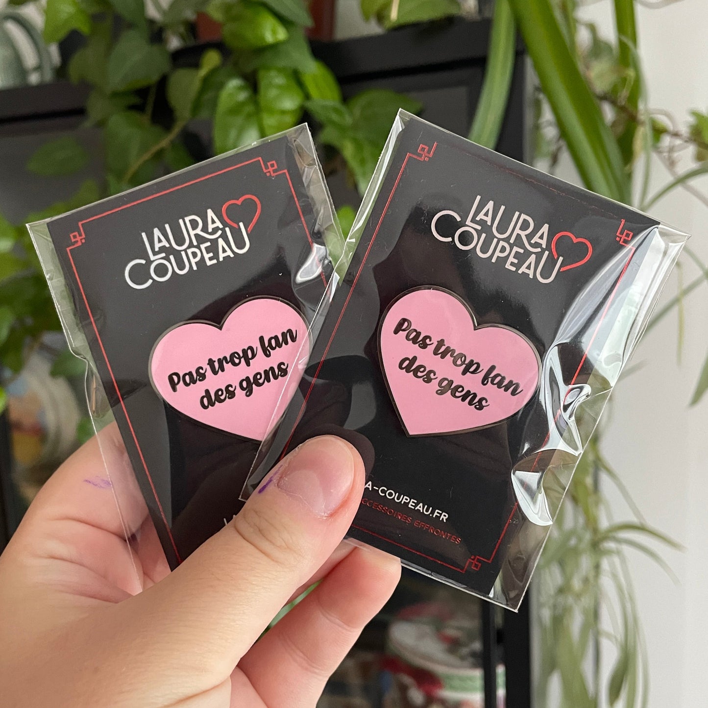 Pin en émail "Pas trop fan des gens" rose