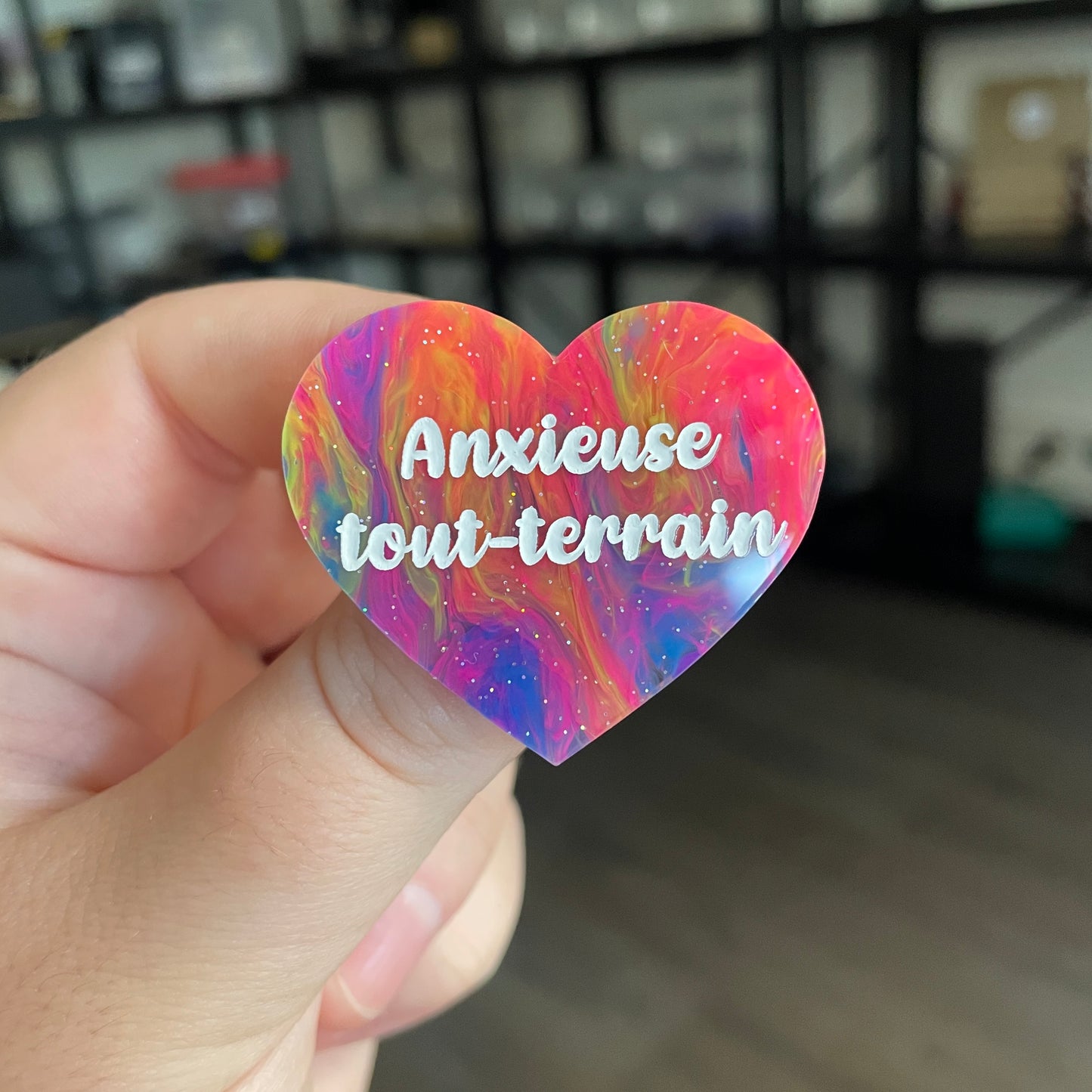 Broche "Anxieuse tout-terrain" en acrylique semi transparente marbrée multicolore