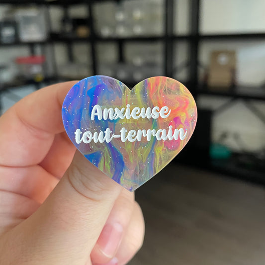 Broche "Anxieuse tout-terrain" en acrylique semi transparente marbrée multicolore