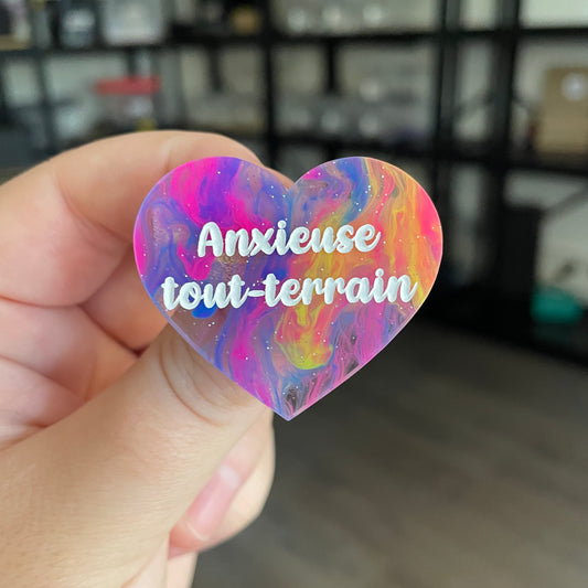 Broche "Anxieuse tout-terrain" en acrylique semi transparente marbrée multicolore