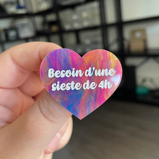Broche "Besoin d'une sieste de 4h" en acrylique semi transparente marbrée multicolore