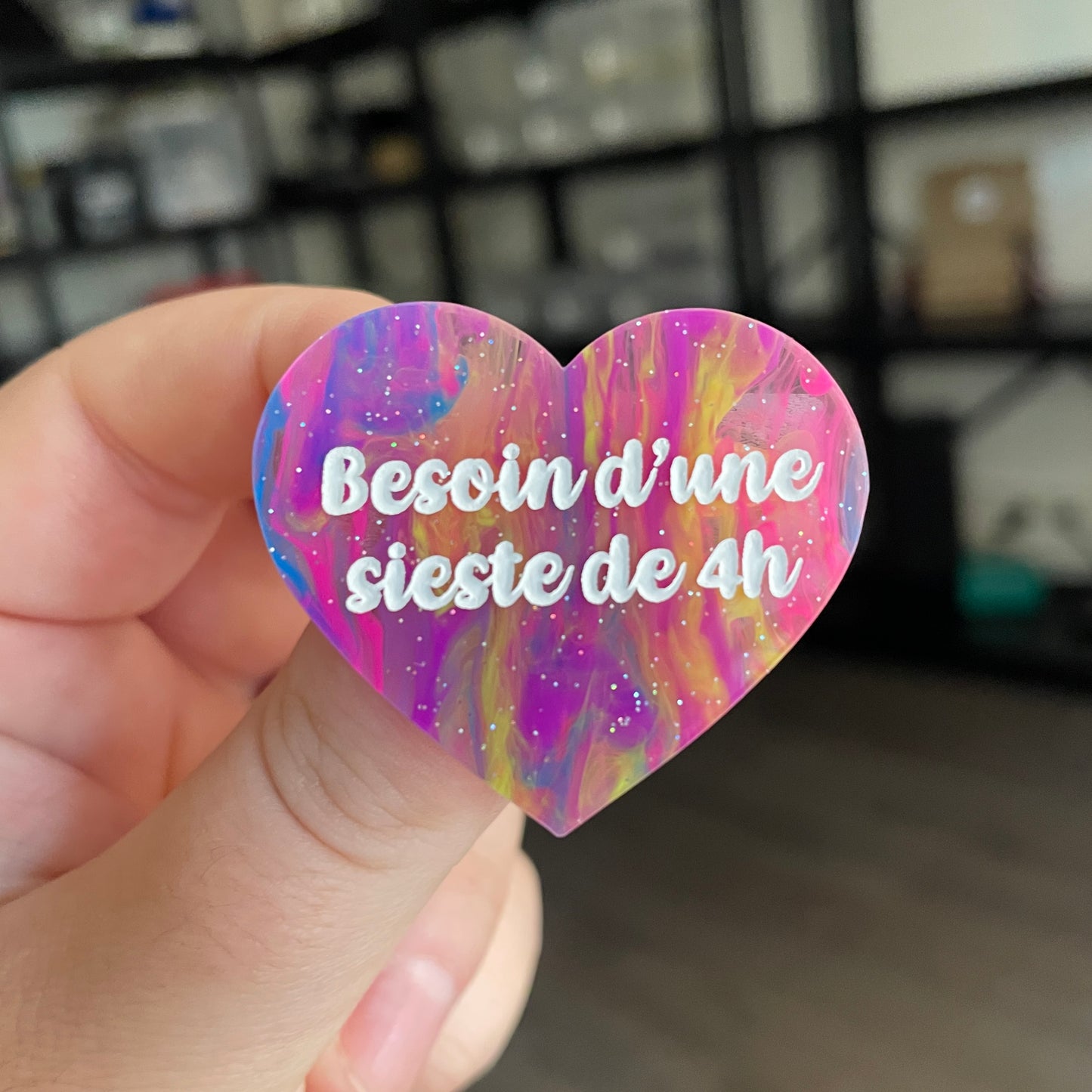Broche "Besoin d'une sieste de 4h" en acrylique semi transparente marbrée multicolore