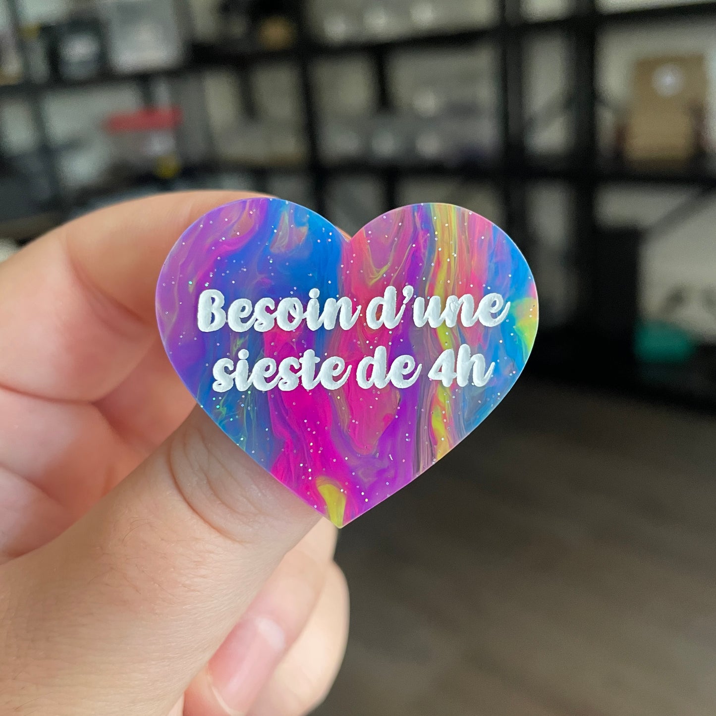 Broche "Besoin d'une sieste de 4h" en acrylique semi transparente marbrée multicolore