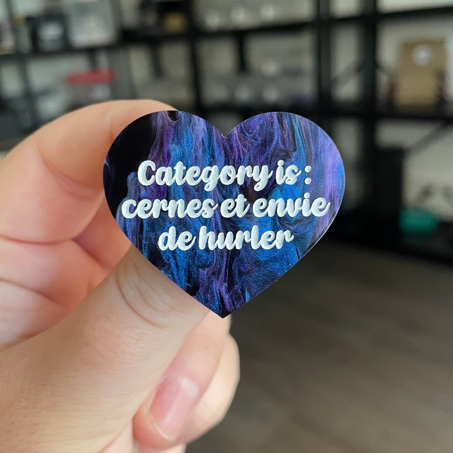 Broche "Category is : cernes et envie de hurler" en acrylique marbrée bleue, noire et violette