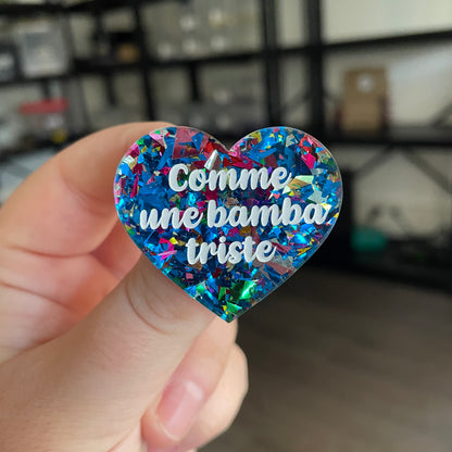 Broche "Comme une bamba triste" en acrylique transparente avec des éclats de confettis bleus et multicolores