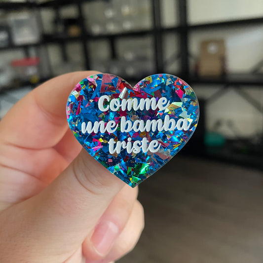 Broche "Comme une bamba triste" en acrylique transparente avec des éclats de confettis bleus et multicolores