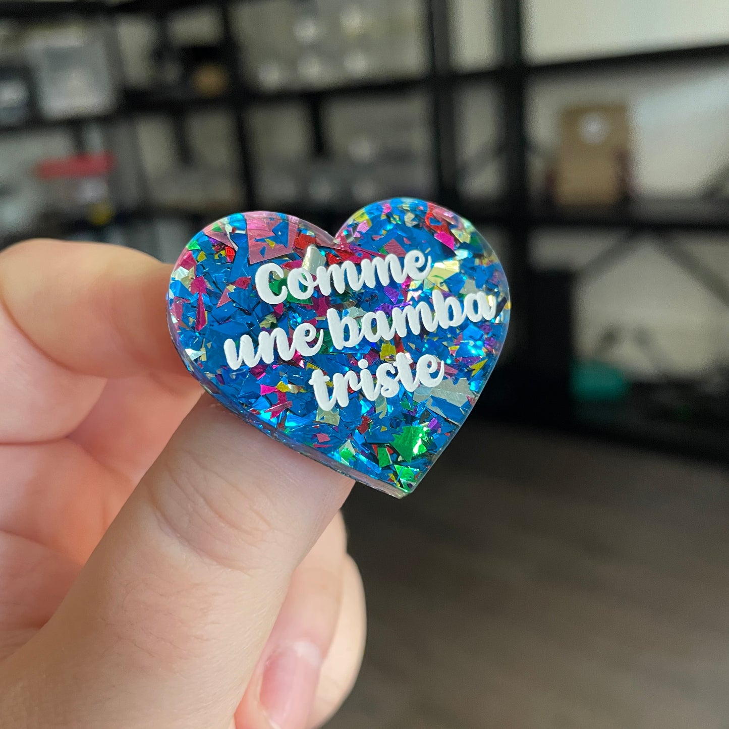Broche "Comme une bamba triste" en acrylique transparente avec des éclats de confettis bleus et multicolores