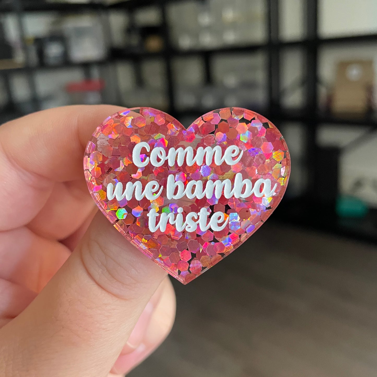 Broche "Comme une bamba triste" en acrylique semi transparente avec des confettis corail