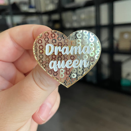 Broche "Drama queen" en acrylique artisanale japonaise transparente avec des sequins dorés