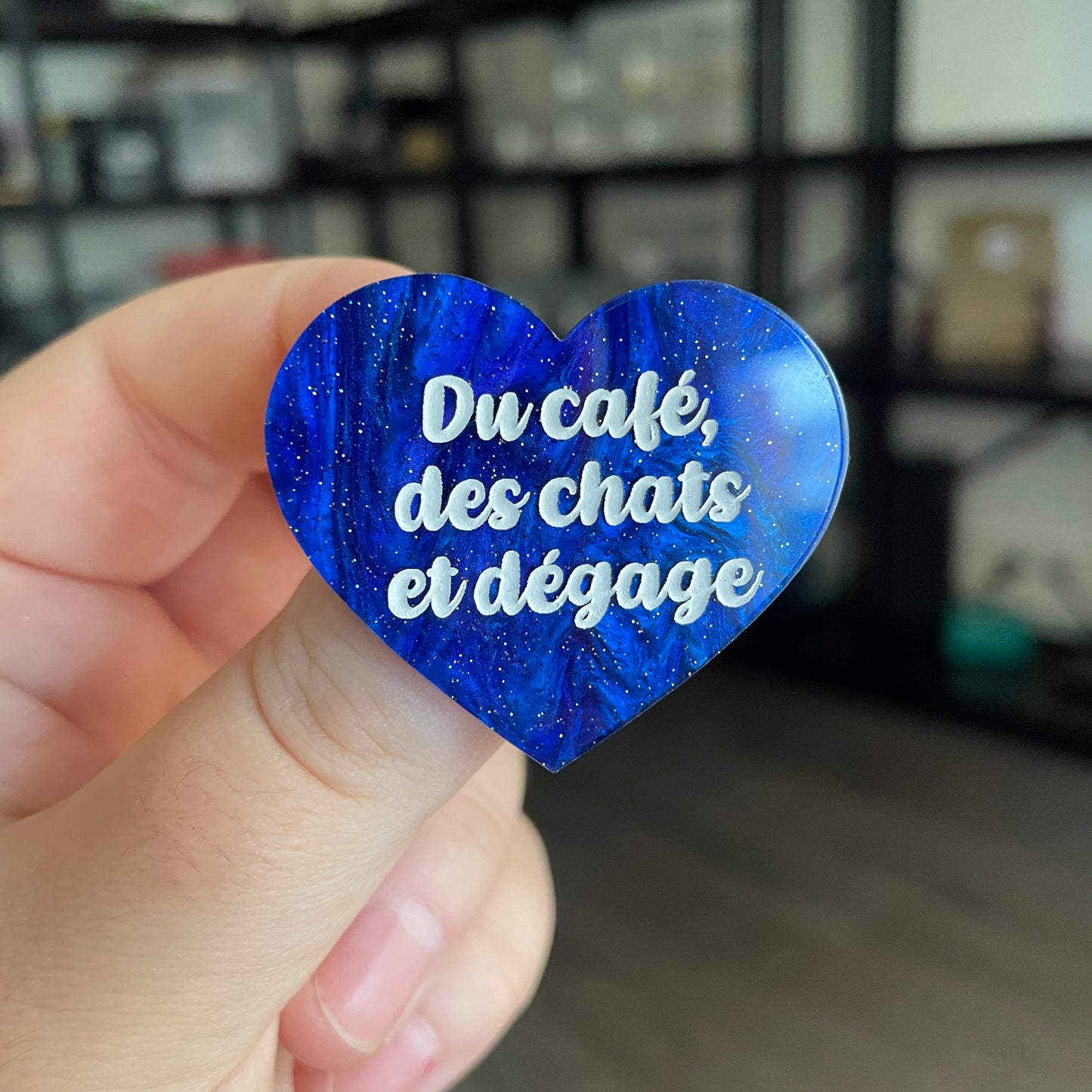 Broche "Du café, des chats et dégage" en acrylique marbrée bleue à paillettes