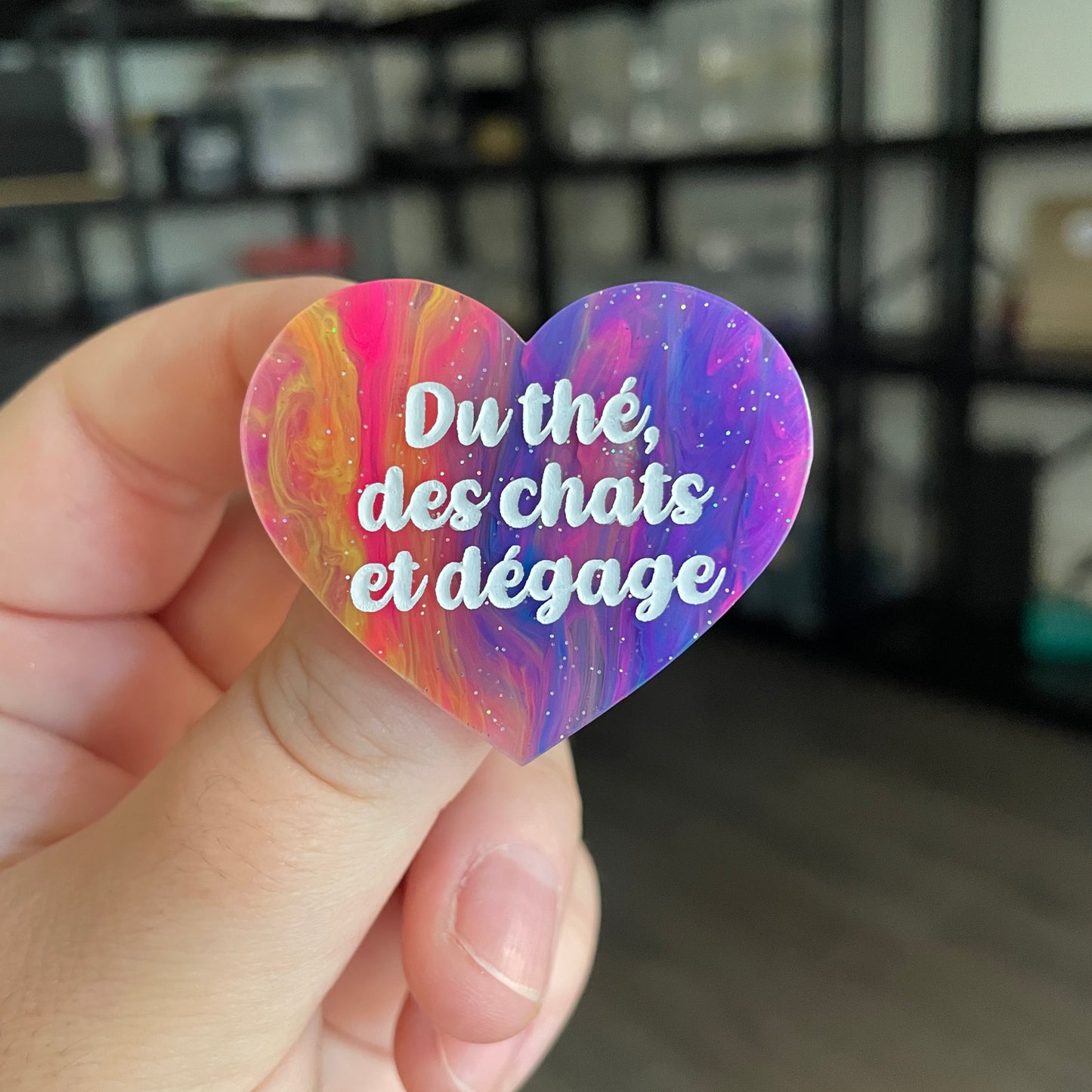 Broche "Du thé, des chats et dégage" en acrylique semi transparente marbrée multicolore