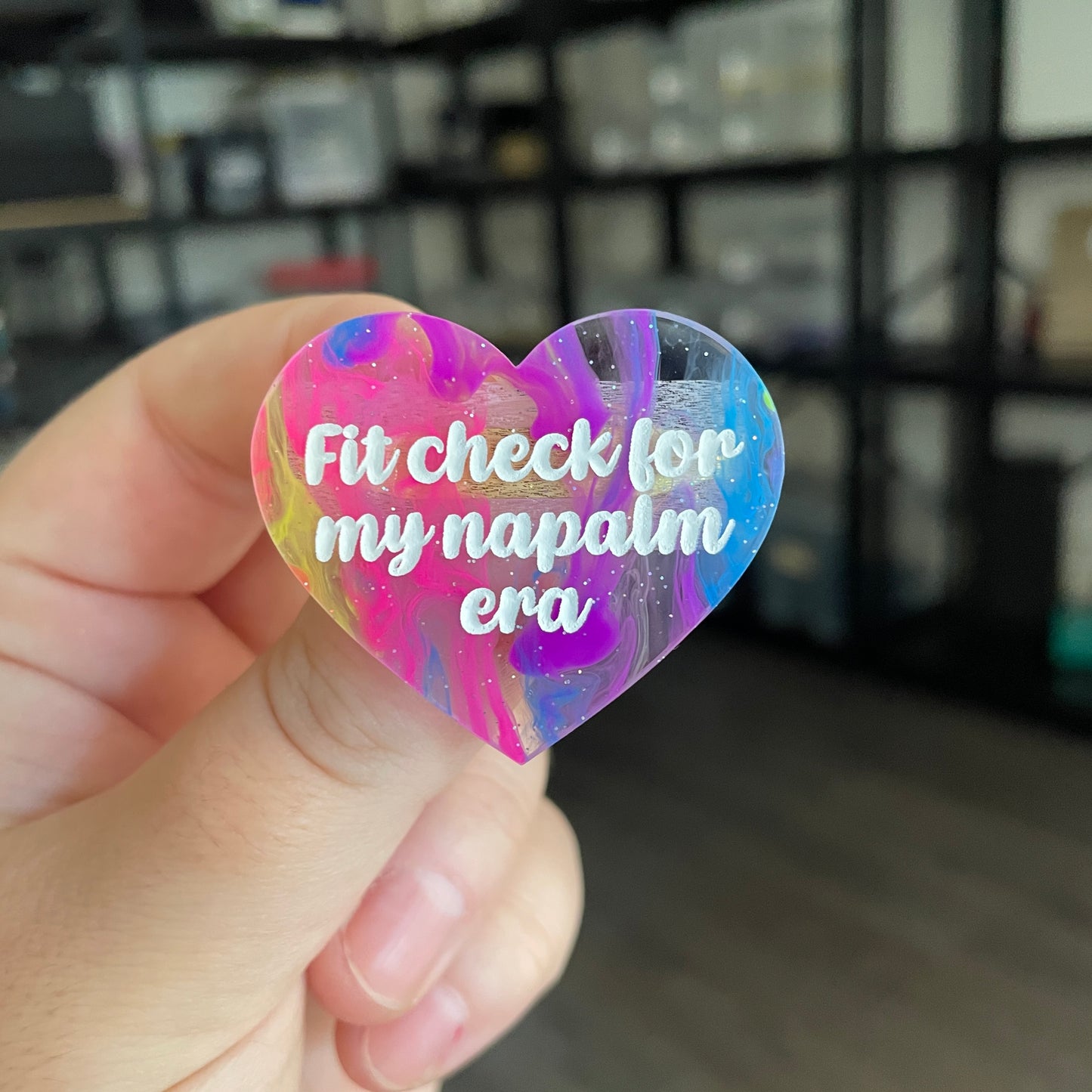 Broche "Fit check for my napalm era" en acrylique semi transparente marbrée multicolore