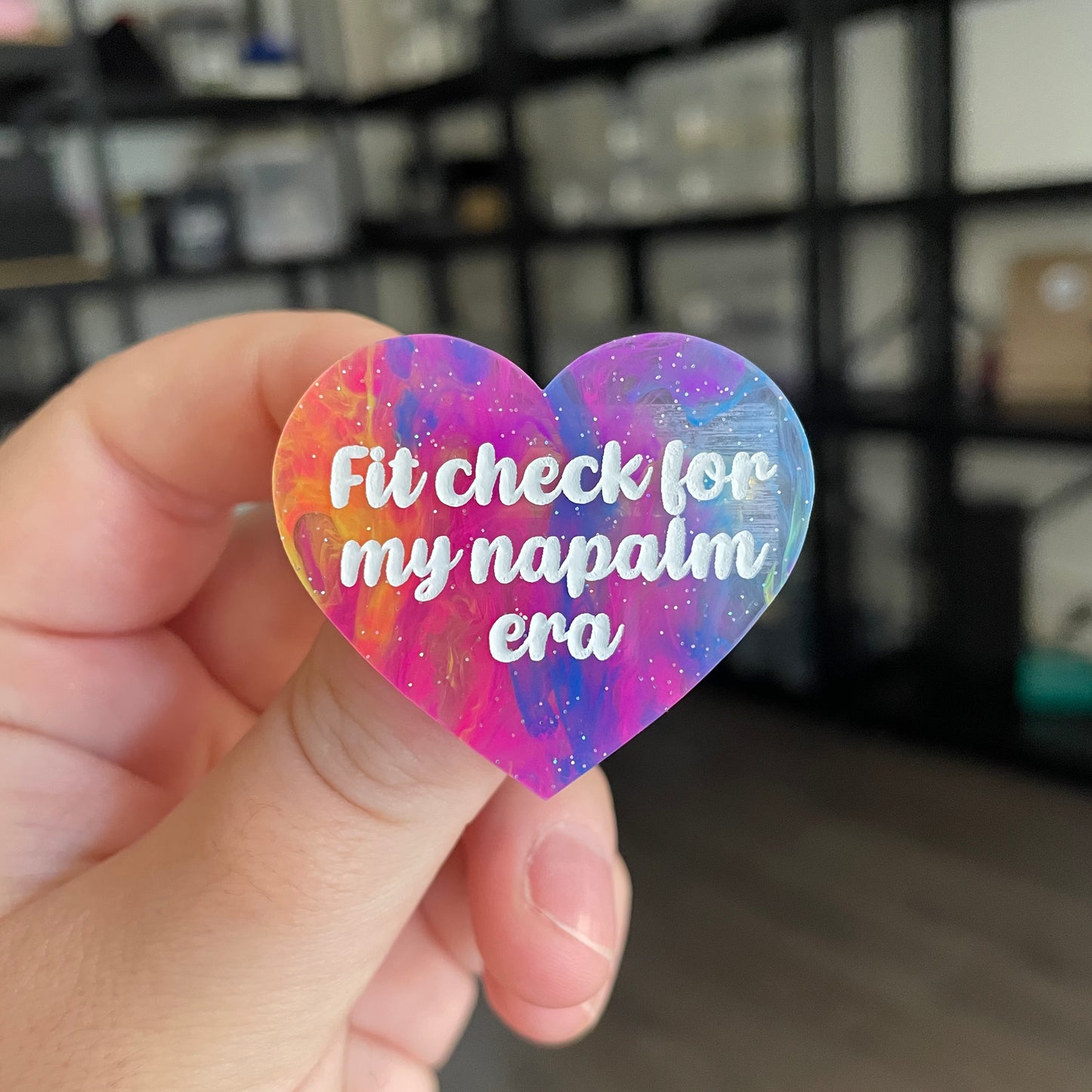 Broche "Fit check for my napalm era" en acrylique semi transparente marbrée multicolore