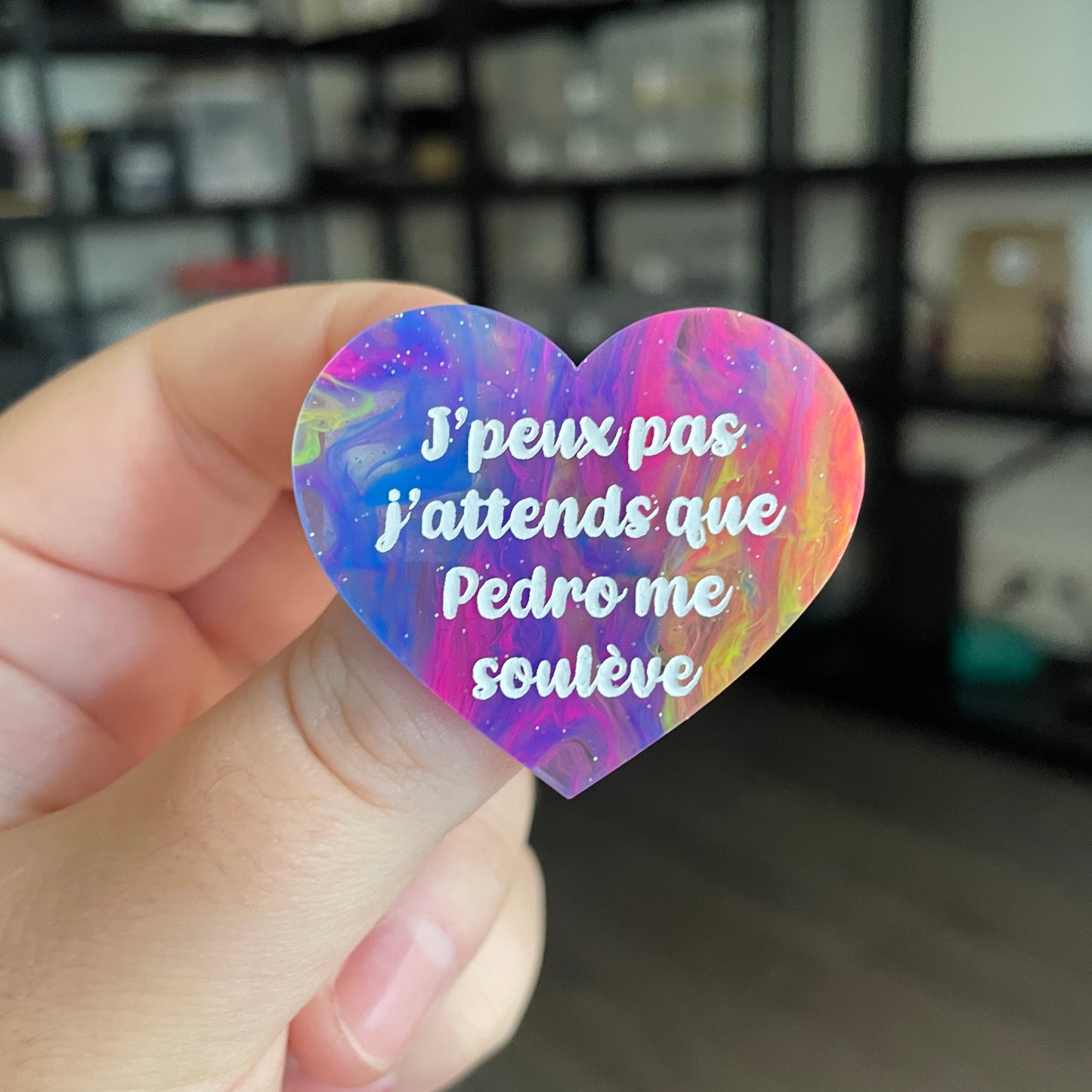 Broche "J'peux pas j'attends que Pedro me soulève" en acrylique semi transparente marbrée multicolore