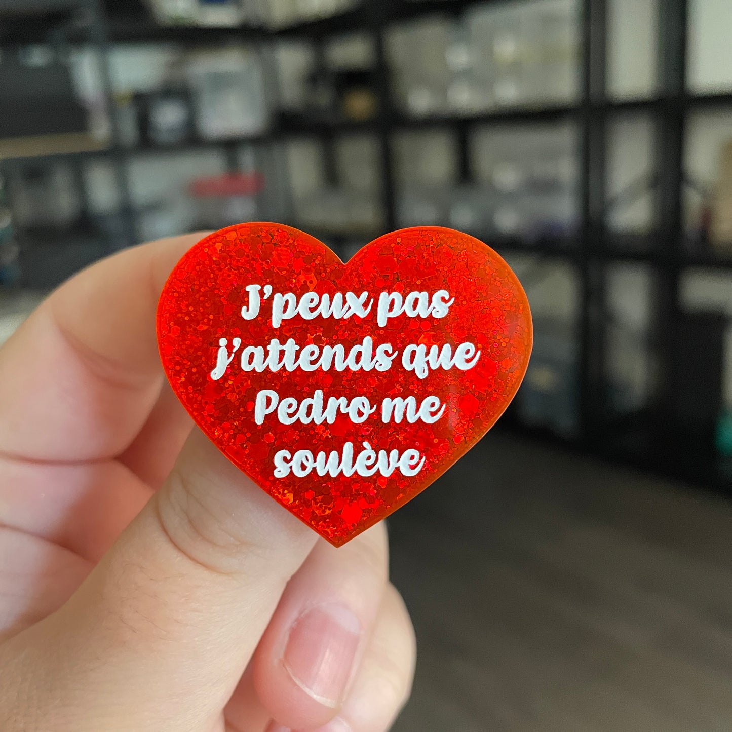 Broche "J'peux pas j'attends que Pedro me soulève" en acrylique à paillettes oranges