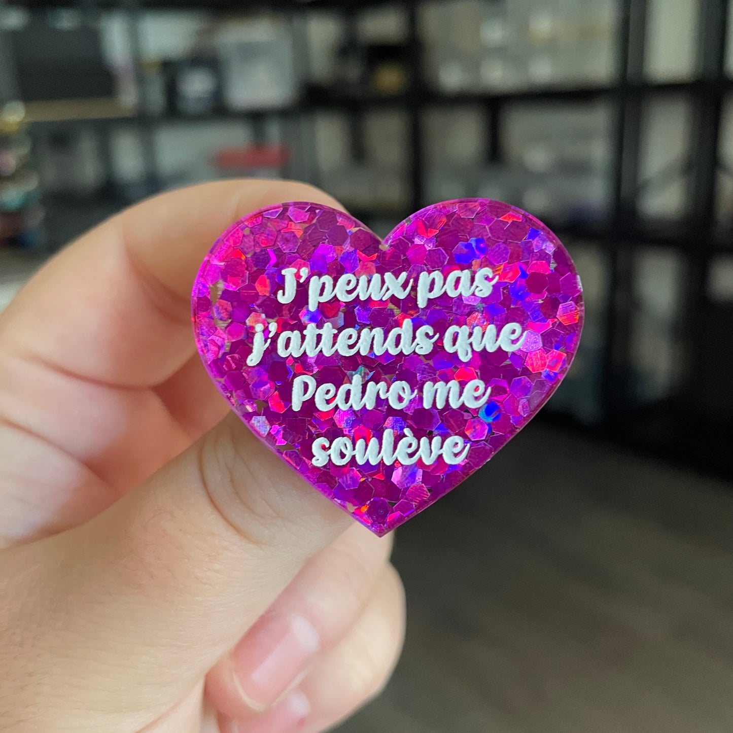 Broche "J'peux pas j'attends que Pedro me soulève" en acrylique semi transparente avec des confettis fuchsia