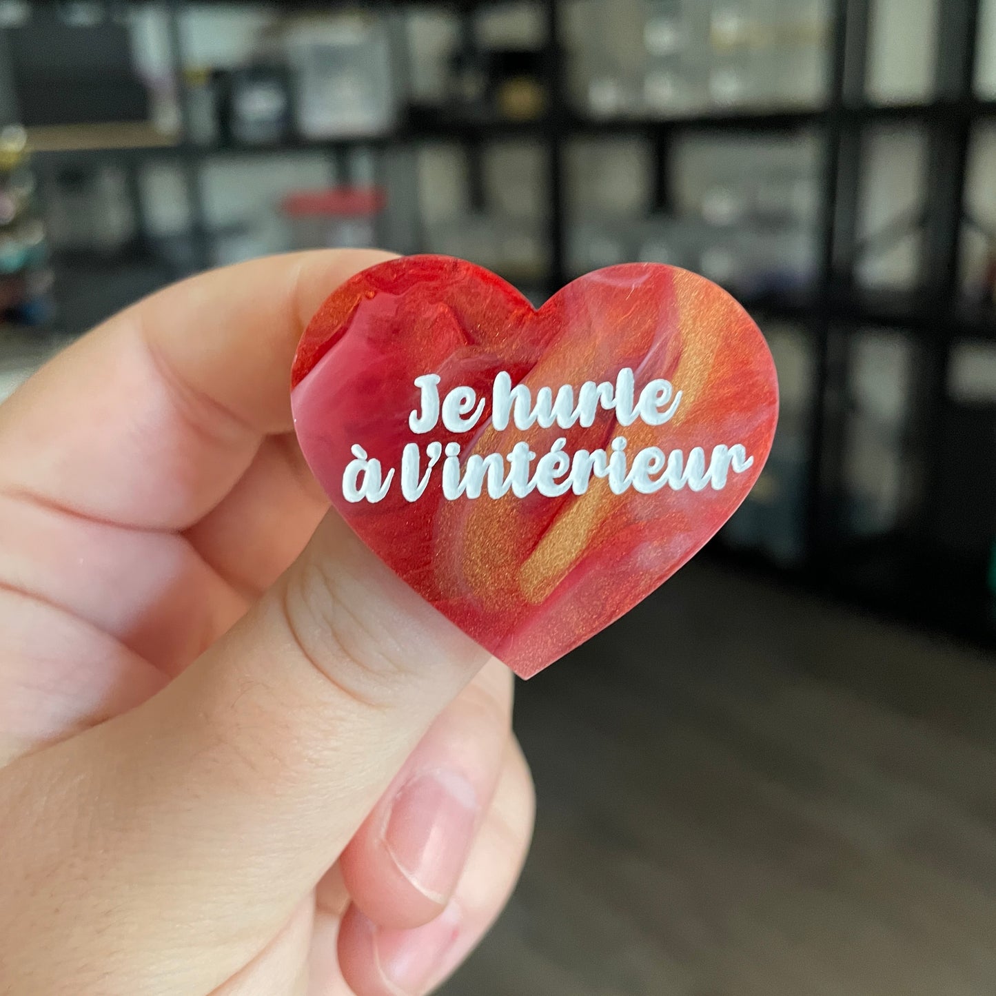 Broche "Je hurle à l'intérieur" en acrylique marbrée rouge, blanche et dorée