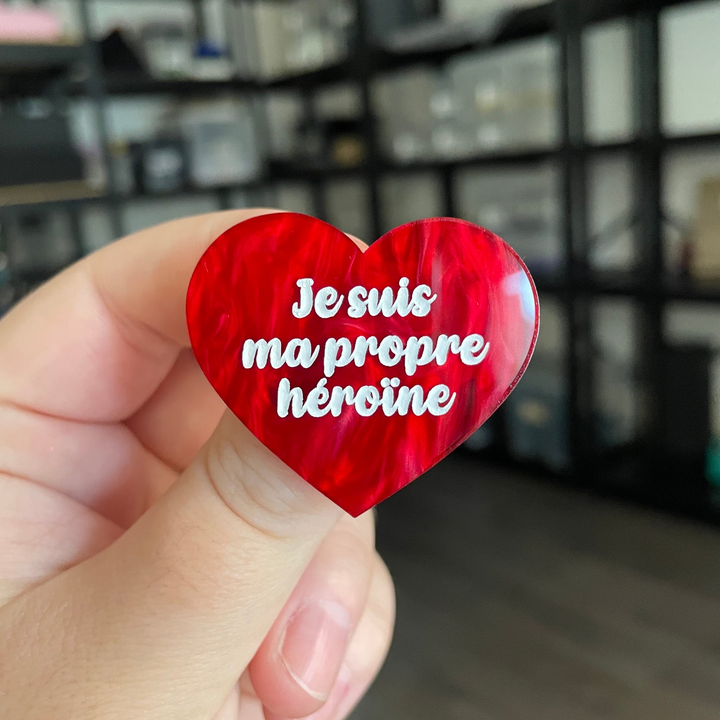 Broche "Je suis ma propre héroïne" en acrylique marbrée rouge