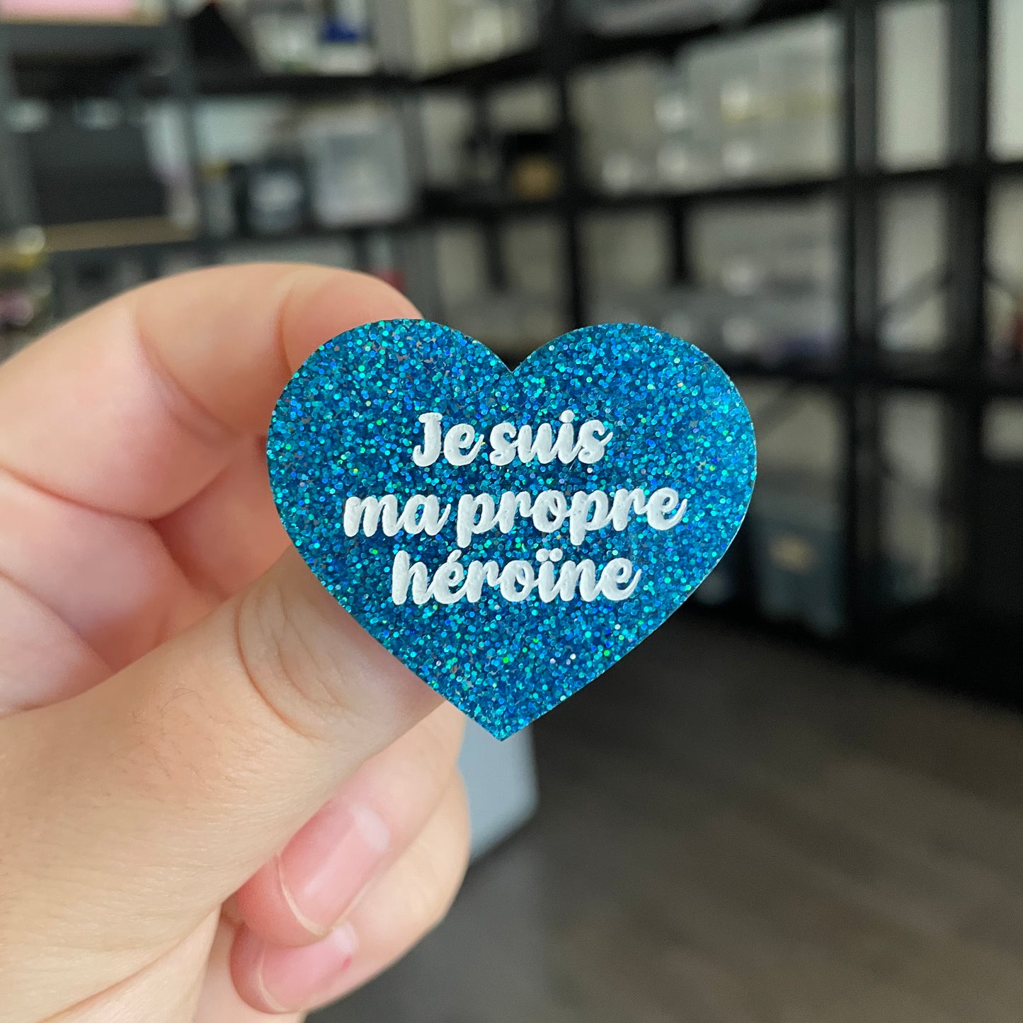 Broche "Je suis ma propre héroïne" en acrylique à paillettes bleues