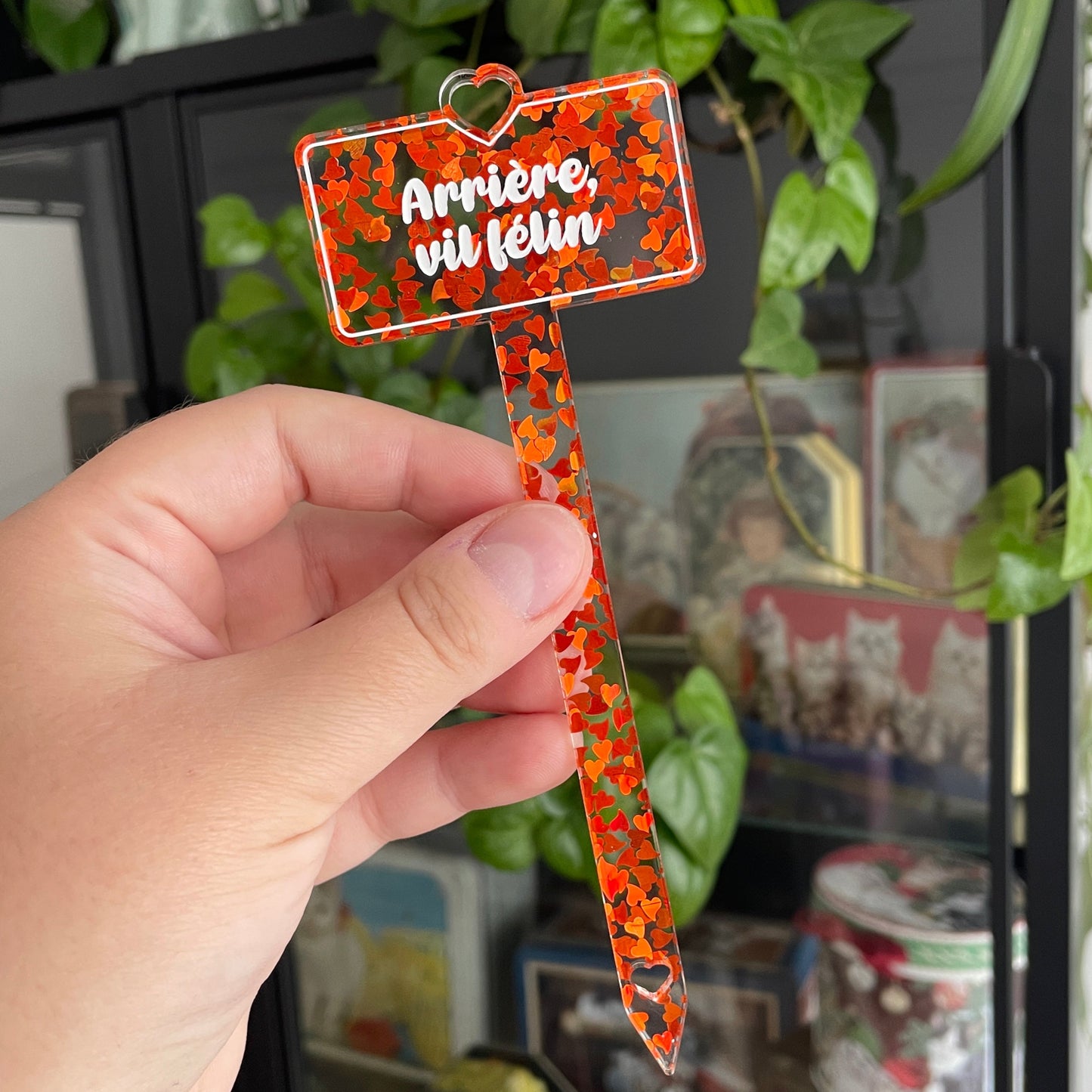 [CONTRÔLE TECHNIQUE] Pic à plante "Arrière, vil félin" en acrylique transparente avec des confettis coeurs oranges