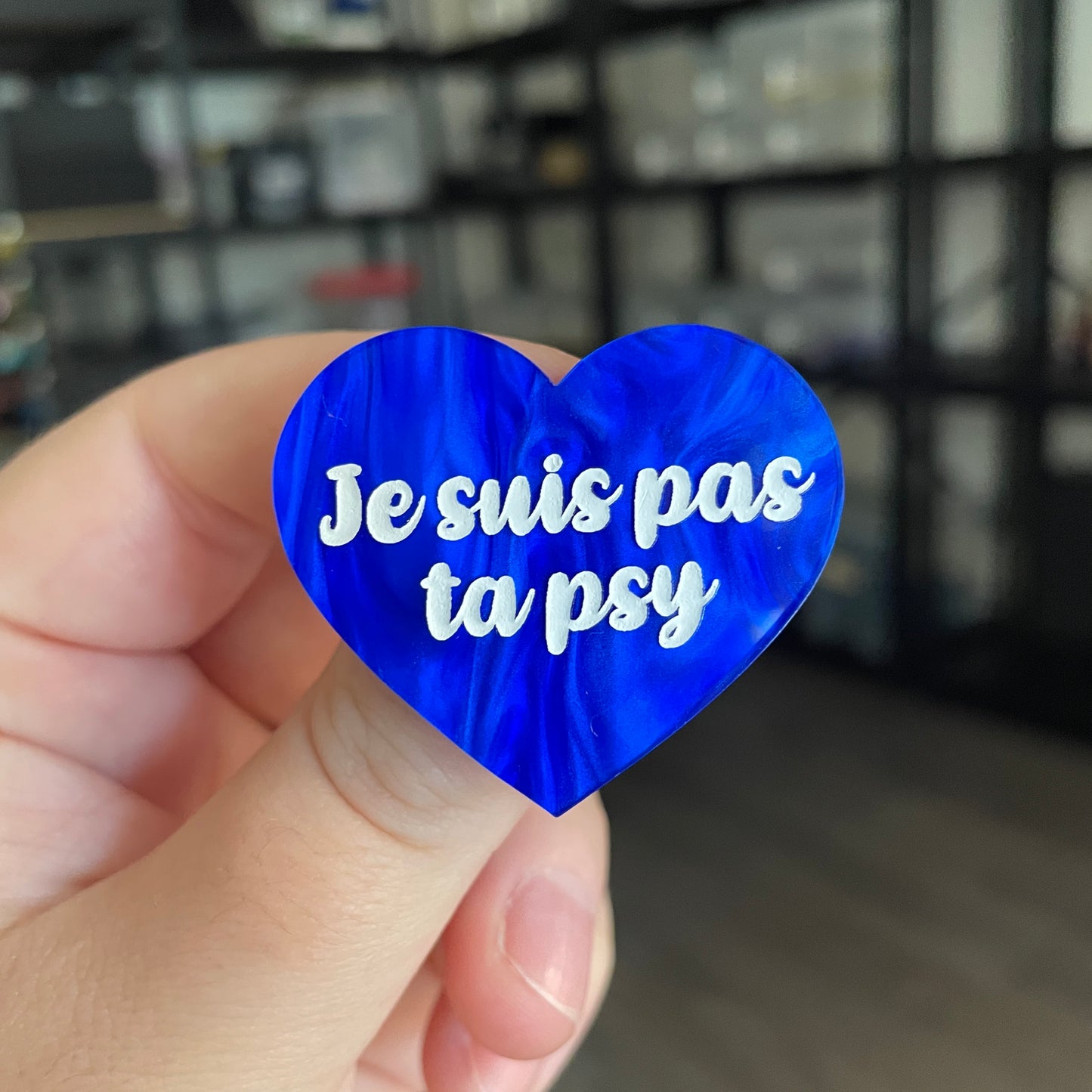 Broche "Je suis pas ta psy" en acrylique marbrée bleue