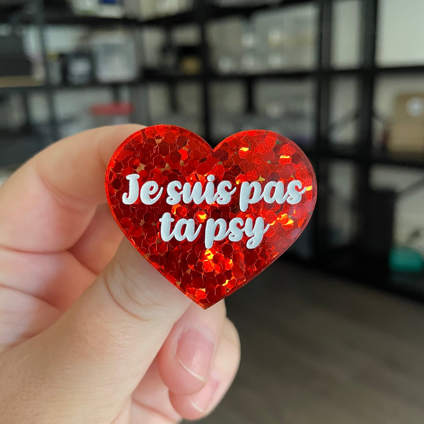 Broche "Je suis pas ta psy" en acrylique semi transparente avec des confettis rouges