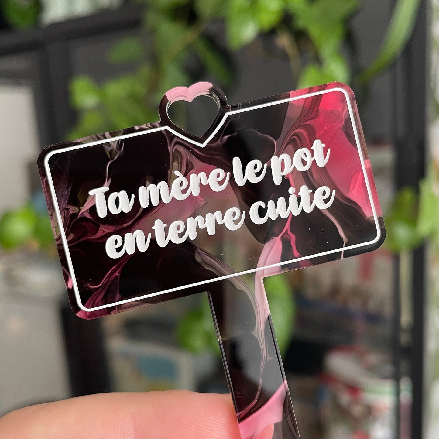 [CONTRÔLE TECHNIQUE] Pic à plante "Ta mère le pot en terre cuite" en acrylique transparente avec des marbrures rouges et noires