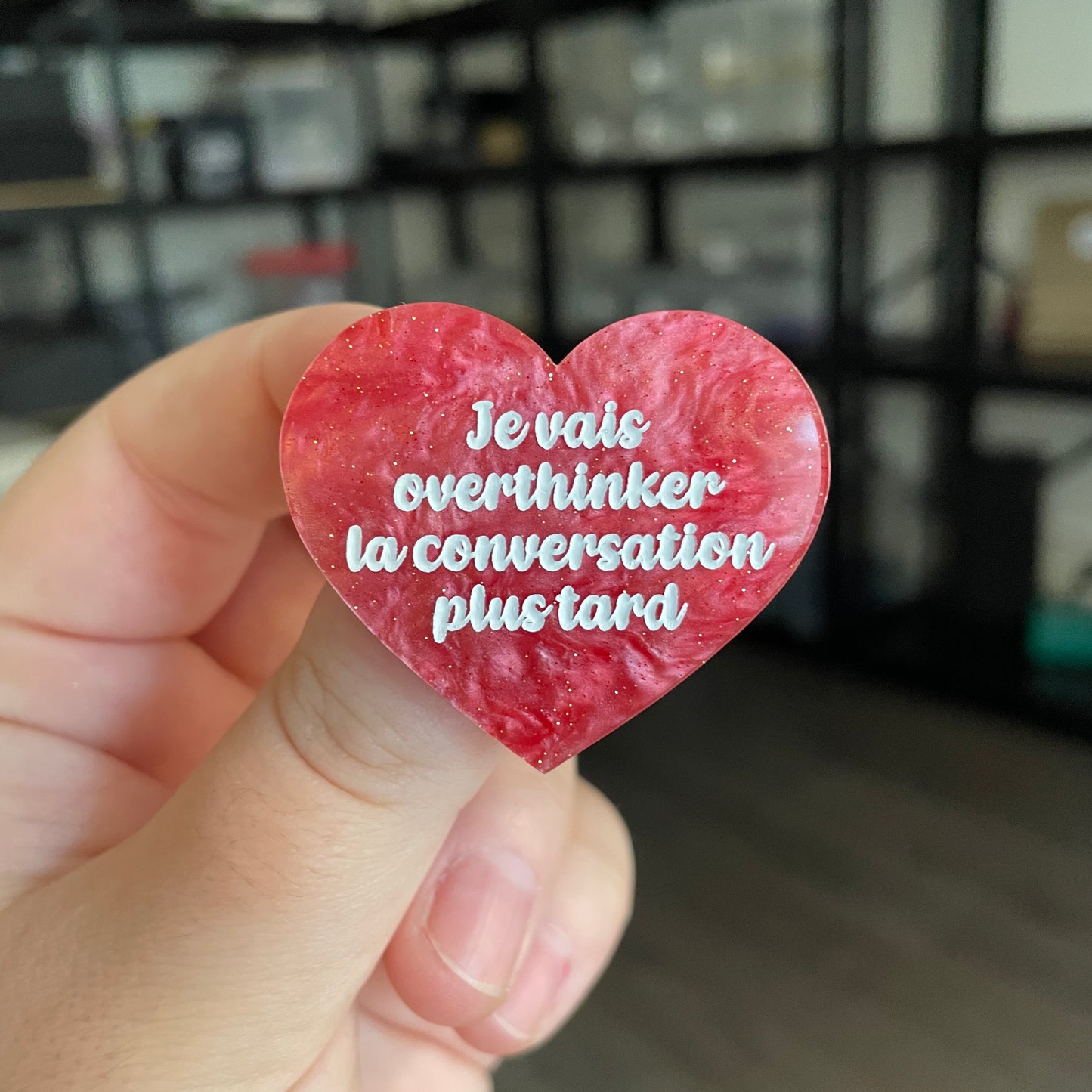 Broche "Je vais overthinker la conversation plus tard" en acrylique marbrée rose à paillettes