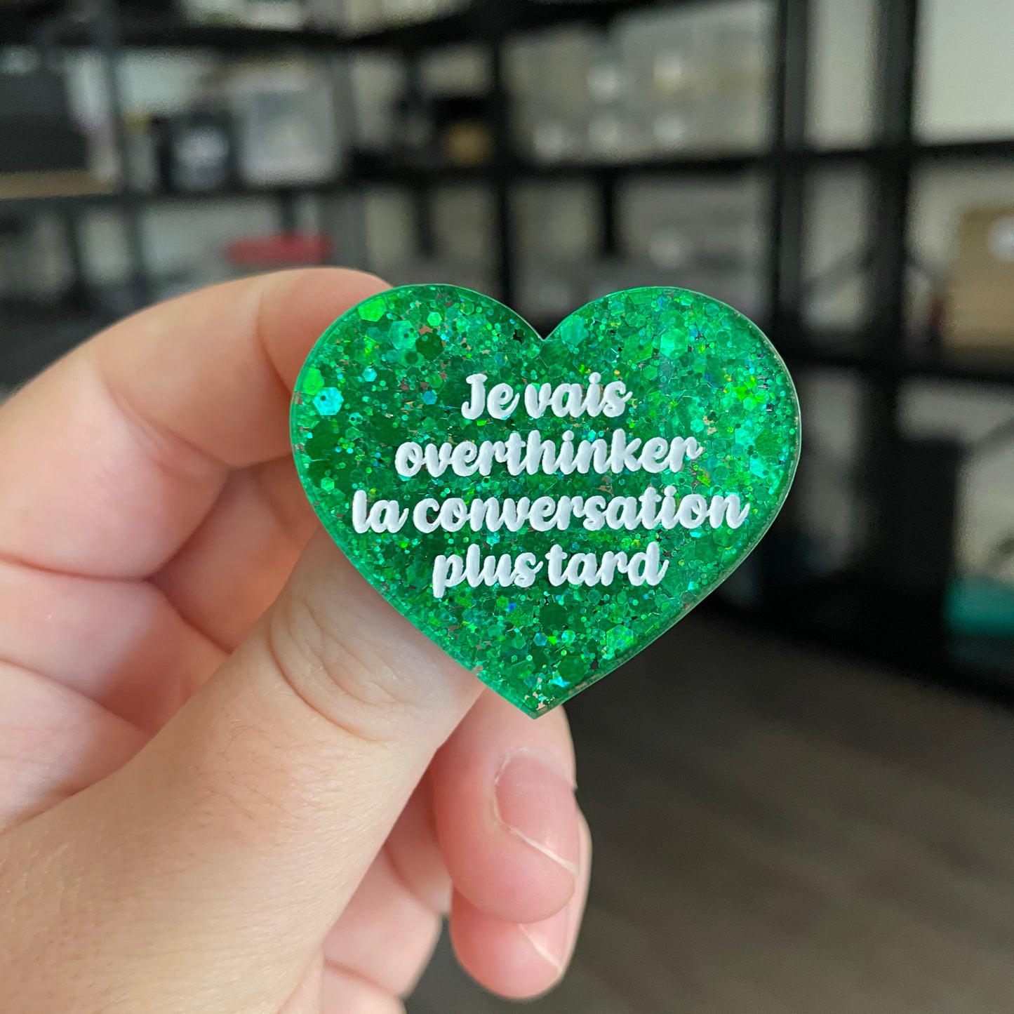Broche "Je vais overthinker la conversation plus tard" en acrylique semi transparente à paillettes vertes