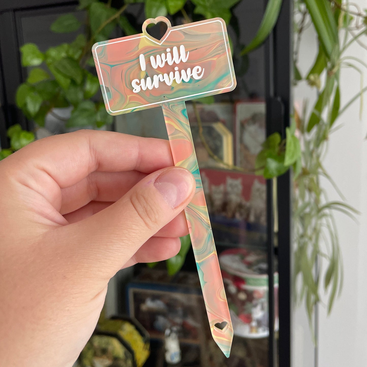 [CONTRÔLE TECHNIQUE] Pic à plante "I will survive" en acrylique transparente marbrée jaune, verte et corail