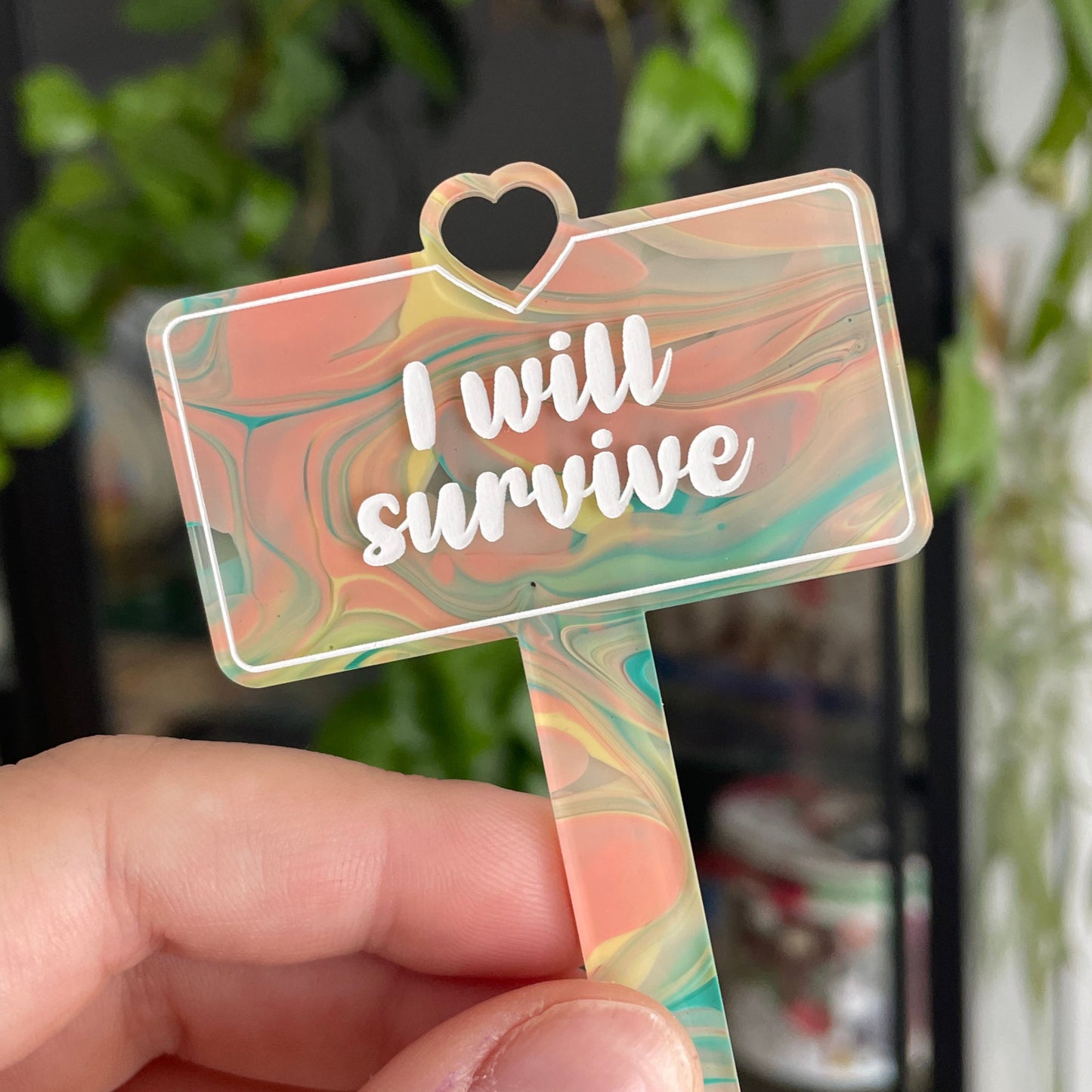 [CONTRÔLE TECHNIQUE] Pic à plante "I will survive" en acrylique transparente marbrée jaune, verte et corail