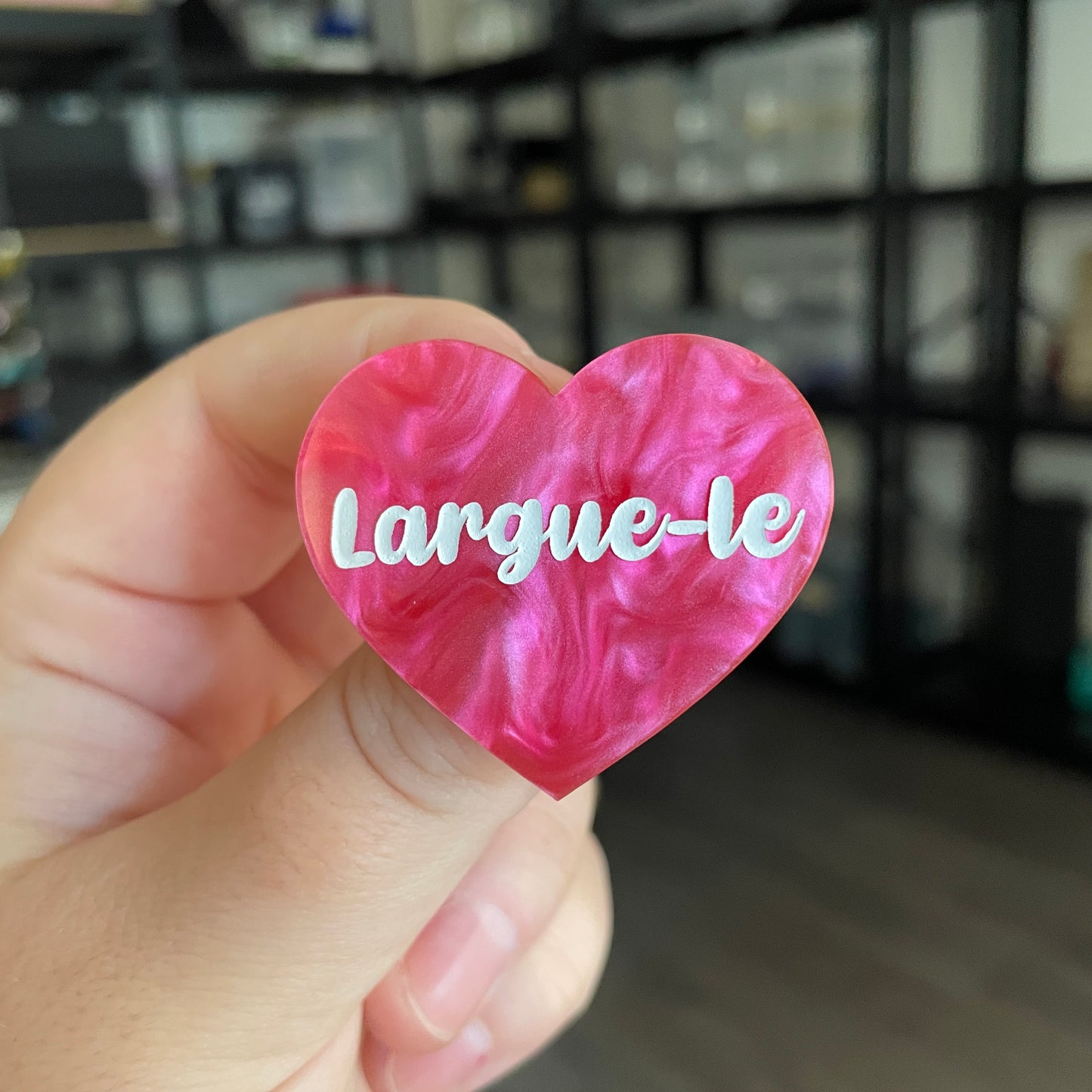 Broche "Largue-le" en acrylique marbrée rose