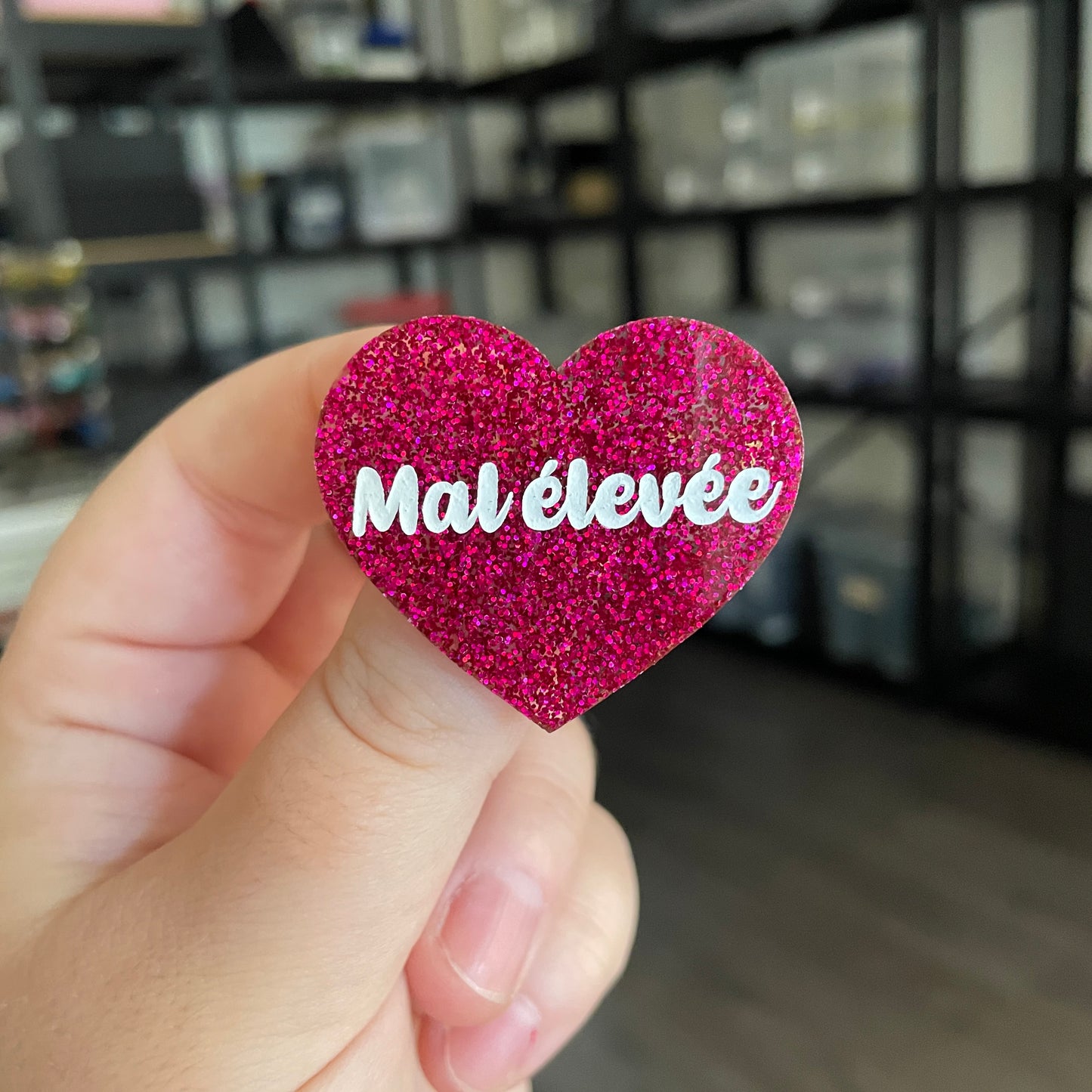 Broche "Mal élevée" en acrylique à paillettes roses