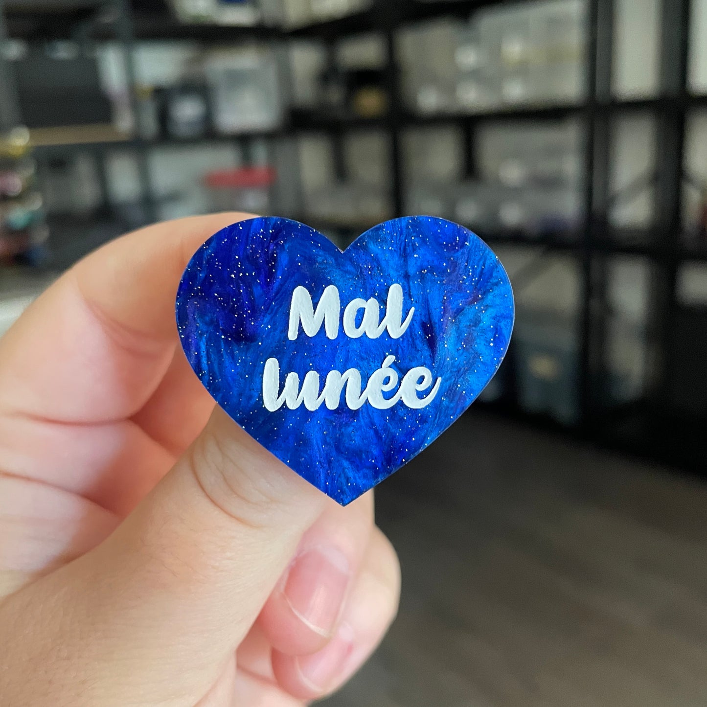 Broche "Mal lunée" en acrylique marbrée bleue à paillettes