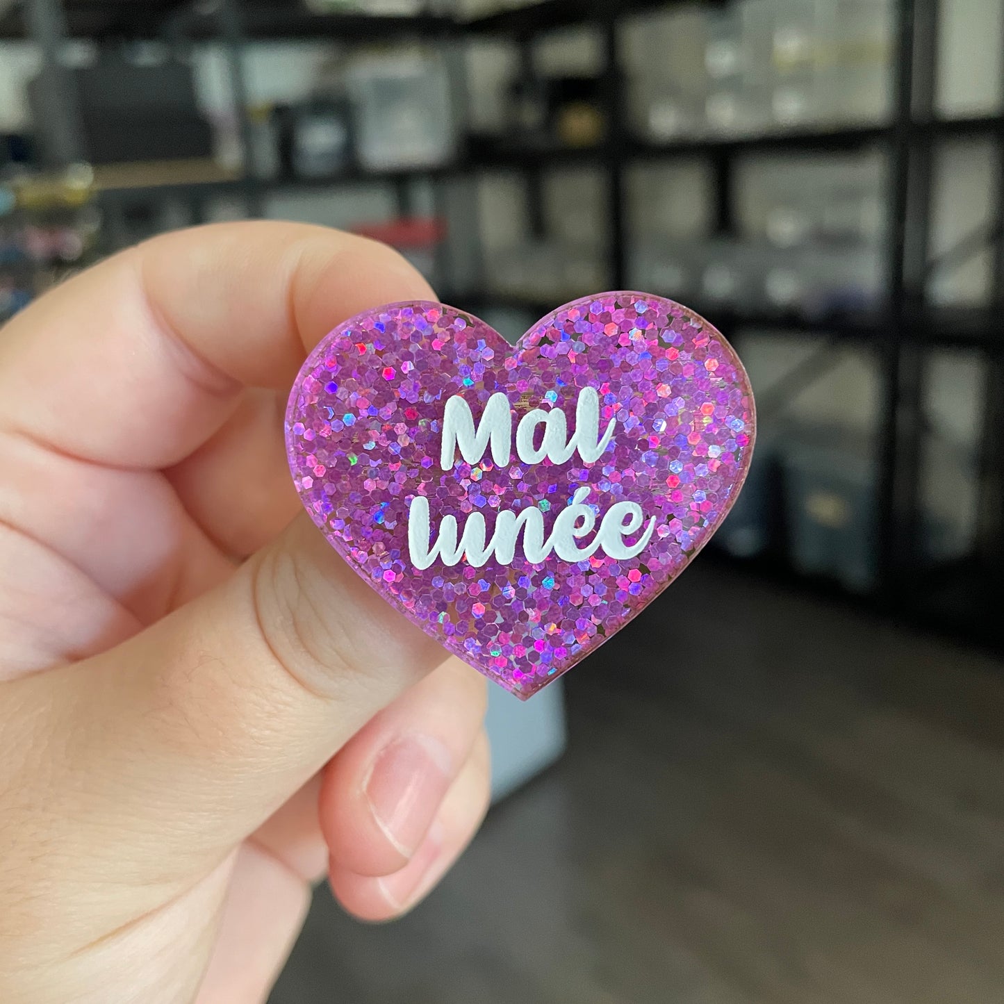 Broche "Mal lunée" en acrylique semi transparente avec des paillettes violettes