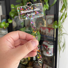 Charger l&#39;image dans la galerie, [CONTRÔLE TECHNIQUE] Pic à plante &quot;Bouture-moi le cul&quot; en acrylique transparente avec des éclats de confettis multicolores