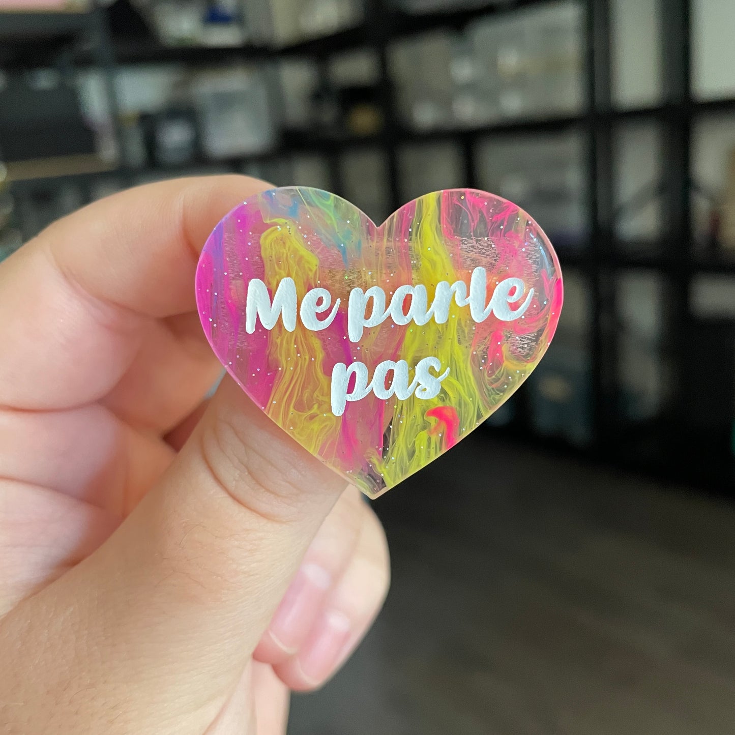 Broche "Me parle pas" en acrylique semi transparente marbrée multicolore