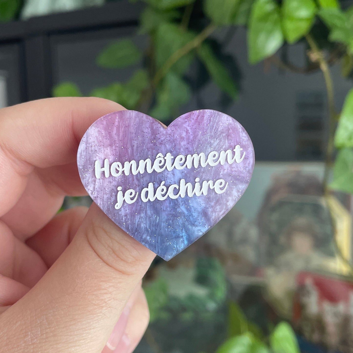 Broche "Honnêtement je déchire" en acrylique marbrée bleu et violet pâles à paillettes