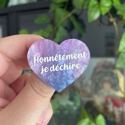 Broche "Honnêtement je déchire" en acrylique marbrée bleu et violet pâles à paillettes