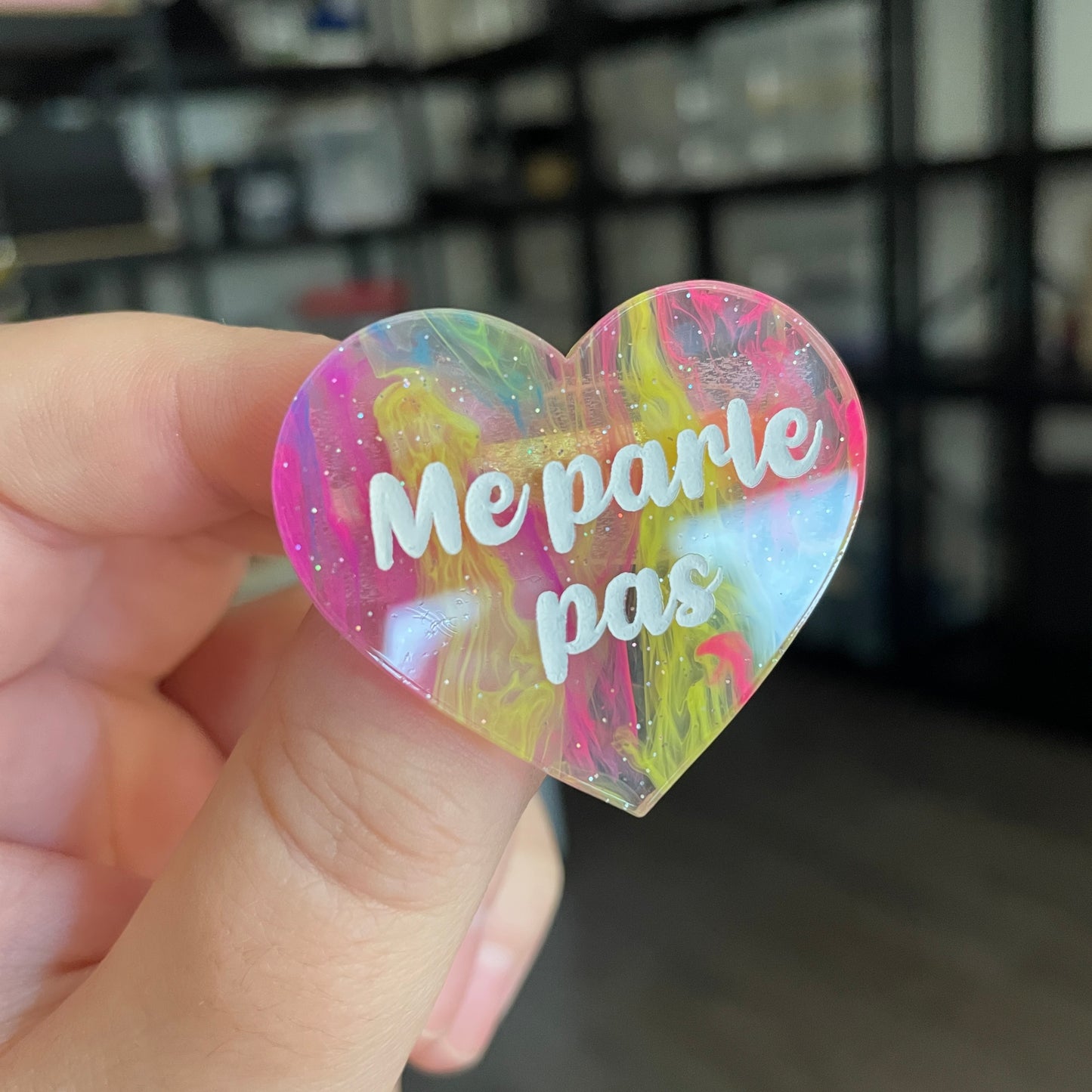 Broche "Me parle pas" en acrylique semi transparente marbrée multicolore