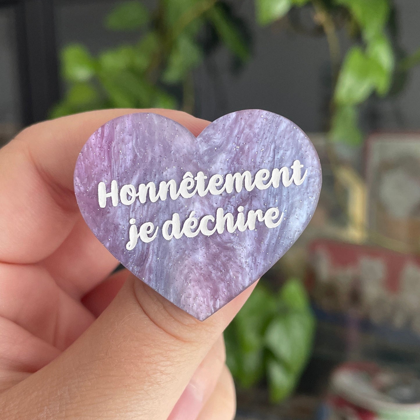 Broche "Honnêtement je déchire" en acrylique marbrée bleu et violet pâles à paillettes