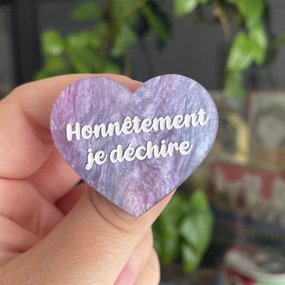 Broche "Honnêtement je déchire" en acrylique marbrée bleu et violet pâles à paillettes
