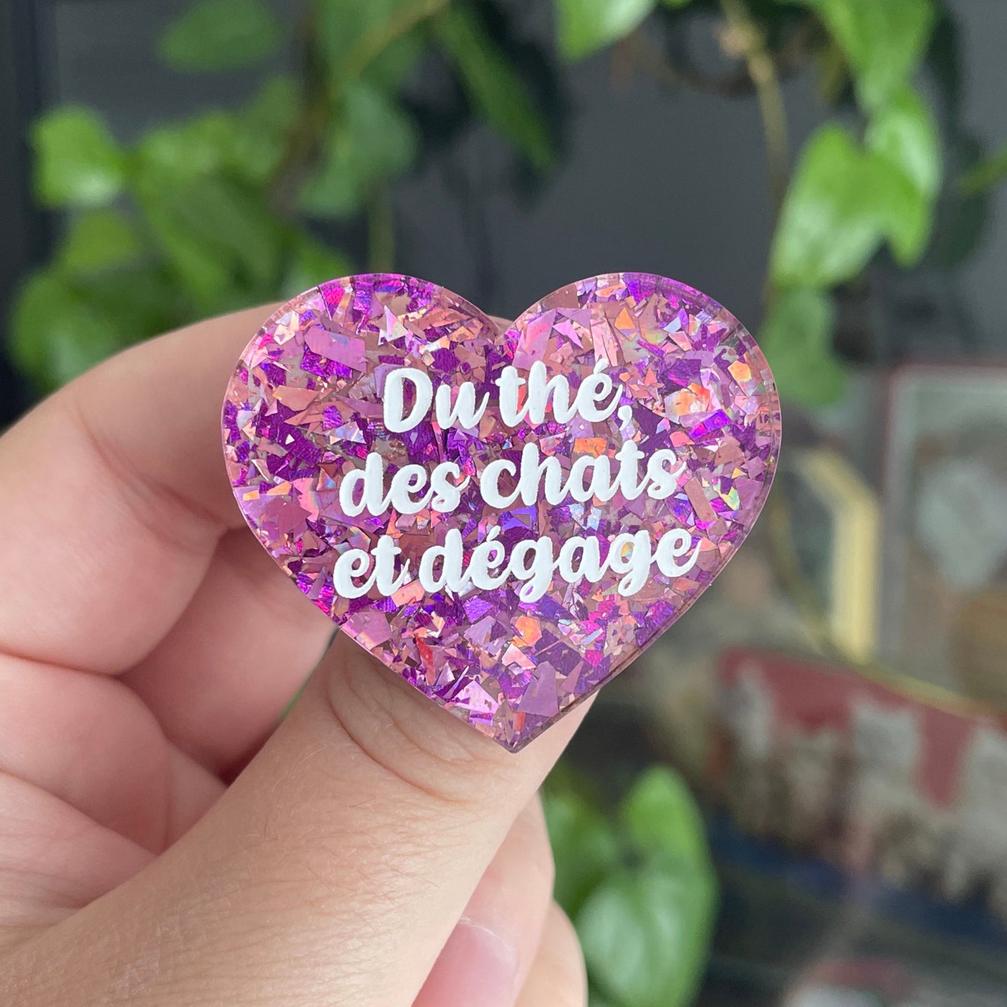 Broche "Du thé, des chats et dégage" en acrylique à gros confettis roses/violets