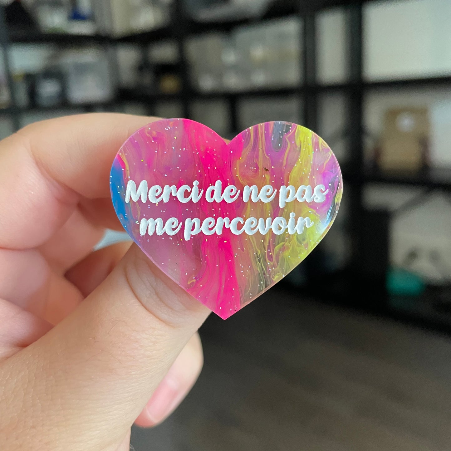 Broche "Merci de ne pas me percevoir" en acrylique semi transparente marbrée multicolore